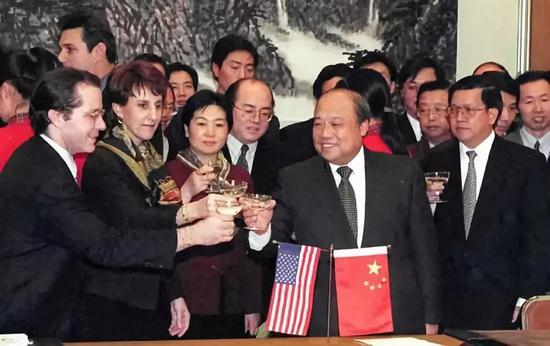 　　1999年11月15日，中美签署关于中国加入世贸组织的双边协议。这是时任中国外经贸部部长的石广生与美国贸易代表巴尔舍夫斯基等在协议签署后举杯祝贺。新华社发