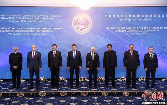 资料图：2019年6月14日，上海合作组织成员国元首理事会第十九次会议在吉尔吉斯斯坦首都比什凯克举行。图为小范围会谈前，上海合作组织成员国元首集体合影。中新社记者 盛佳鹏 摄