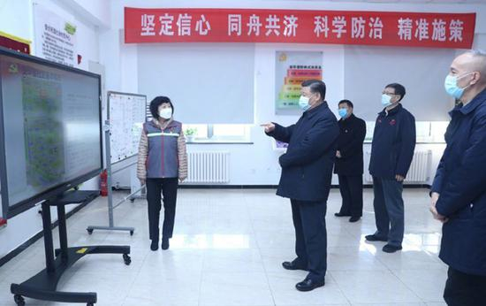 　　2月10日下午，习近平在北京调研指导新冠肺炎疫情防控工作时强调，各级党委和政府要坚决贯彻党中央关于疫情防控各项决策部署，坚决打赢疫情防控的人民战争、总体战、阻击战。新华社记者 摄