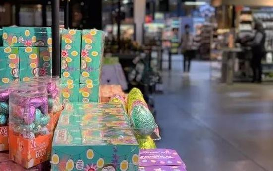  当地时间3月11日，南非约翰内斯堡一超市的显要位置摆放着复活节相关食品图：中新社