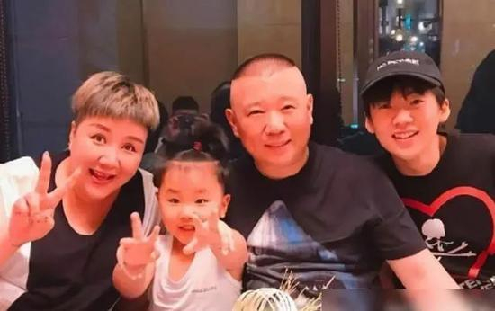 ·郭德纲一家四口合照。
