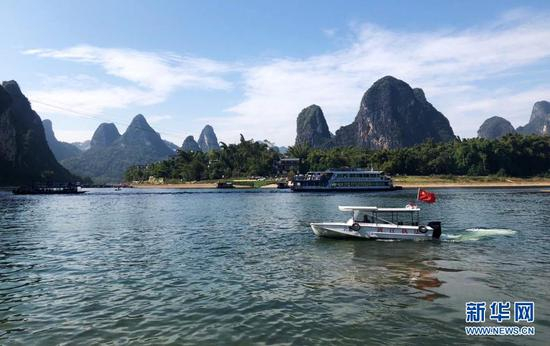 执法船在漓江上巡查（2019年11月14日摄）。新华社记者 卢羡婷 摄