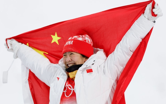 2月14日，中国队选手徐梦桃庆祝夺得自由式滑雪女子空中技巧冠军。新华社记者 费茂华 摄