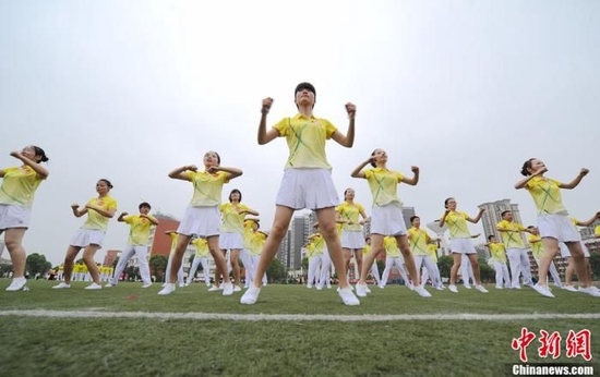 资料图：长沙全面推行工间操，5000工人跳操解压。