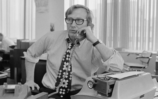 　·1972年，正在工作的赫什。两年前他因为揭露“美莱村大屠杀”而获得普利策奖。