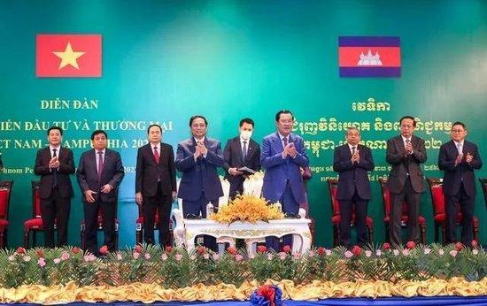 ·2022年11月8日，越南总理范明政与柬埔寨首相洪森出席越柬贸易投资促进论坛。