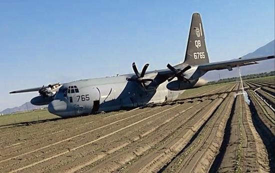 2020年9月，一架美军KC-130加油机因事故迫降在农田里。