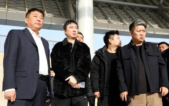 王想聪(左二)/图源:寰聚买卖搞定有限公司微信公众号