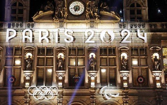 △当地时间2023年11月28日，巴黎2024年奥运会的会徽被展示在巴黎市政厅的外墙上。