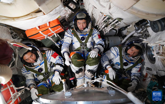 神舟二十号航天员乘组在进行飞船程序训练（2025年2月25日摄）。新华社发（孔方舟 摄）