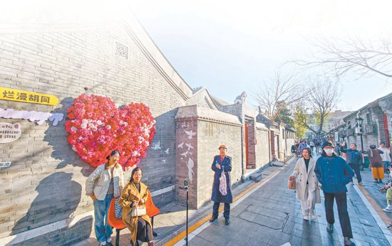 治理后的烂缦胡同变身居民散步、聊天、晒太阳的“城市客厅”，吸引大量游客前来打卡。 本报记者 邓伟摄