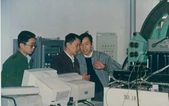  20世纪60年代，贲德进入当时全国唯一的雷达研究所，从事雷达研究。这是贲德（中）和其他科研人员一起研制机载脉冲多普勒火控雷达。