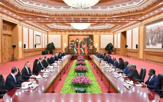 10月13日下午，国家主席习近平在北京人民大会堂会见来华进行正式访问的多哥部长会议主席福雷。新华社记者 岳月伟 摄