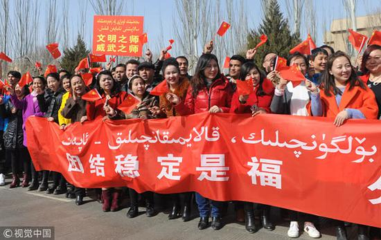 新疆举行反恐维稳誓师大会。图片来源@视觉中国