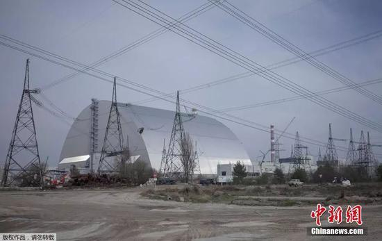  1986年4月26日凌晨，切尔诺贝利核电站4号反应堆发生严重泄漏及爆炸事故，至今，这起事故仍被认为是人类历史上最严重的核电事故。图为在发生事故的4号反应堆原石棺上，修建起一个巨型拱门。