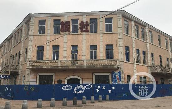 ▲末代皇帝“行宫”大和旅馆旧址破烂不堪。摄影/上游新闻记者 张莹