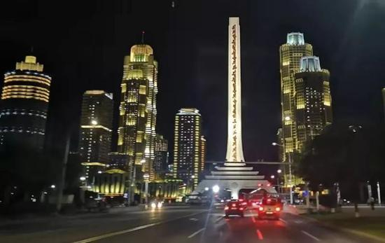 　黎明大街夜景。新华社记者杜白羽摄