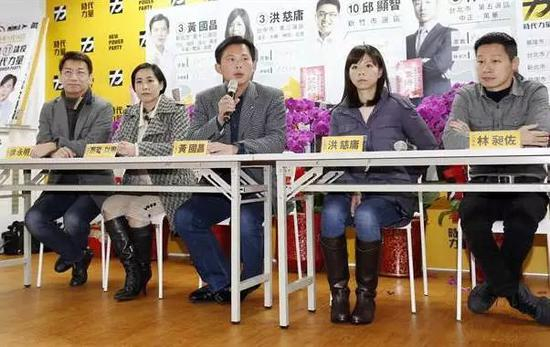  ▲林昶佐（右起）、洪慈庸、黄国昌、高潞‧以用、徐永明