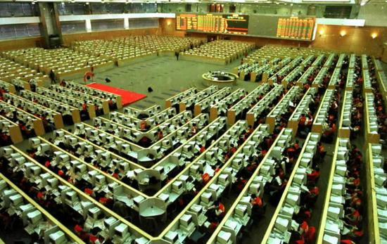 （图为上交所搬入浦东后的新交易大厅）