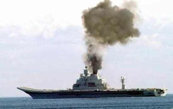  行进中的“维克拉玛蒂亚”号航母