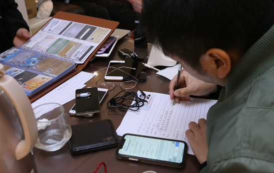  警方在刷课犯罪嫌疑人住处查获大量银行卡