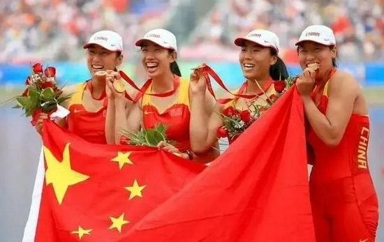  ·2008年，由张杨杨、奚爱华、金紫薇、唐宾组成的队伍夺得北京奥运会女子四人双桨项目冠军。