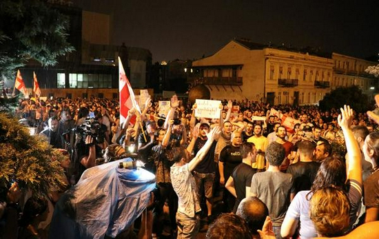 2019年6月23日，格鲁吉亚首都第比利斯，当地民众抗议俄罗斯代表参加东正教国家议会论坛。