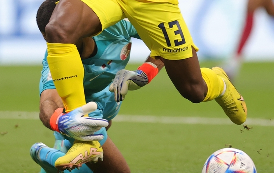 卡塔尔门将阿尔西卜出击绊倒了瓦伦西亚，厄瓜多尔获得点球。 图/ICphoto