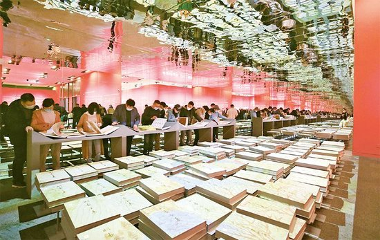 　　图为2022年10月30日，观众在中国国家博物馆“盛世修典——‘中国历代绘画大系’成果展”参观。 人民图片 陈晓根/摄