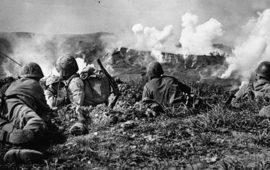  ·&nbsp;1945年，冲绳战役作战场景，20多万冲绳民众因该战役死亡。