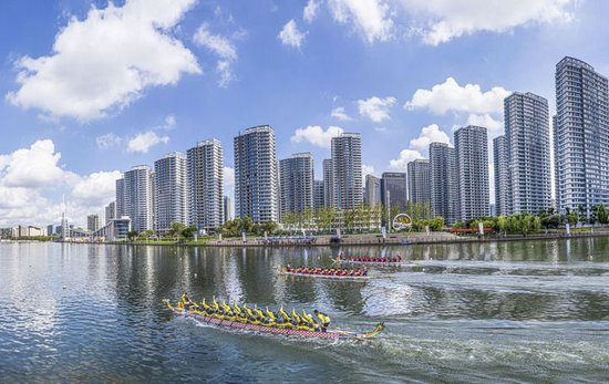 这是2022年8月8日拍摄的在浙江省温州龙舟运动中心举行的龙舟比赛（无人机照片）。新华社发（苏巧将 摄）