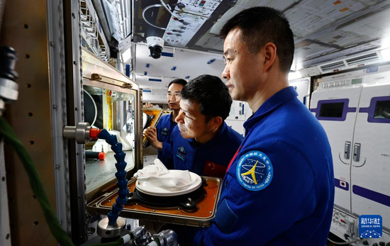 神舟二十号航天员乘组进行在轨实验操作训练（2025年2月27日摄）。新华社发（徐部 摄）