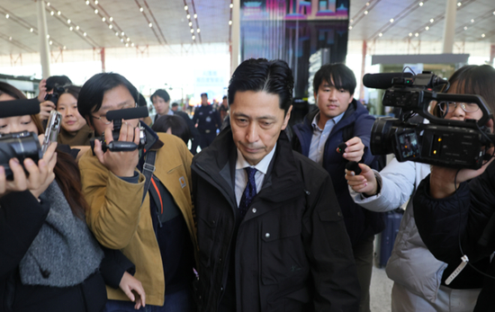 11月18日上午，金井正彰离开在京下榻酒店时表情严肃，一言不发
