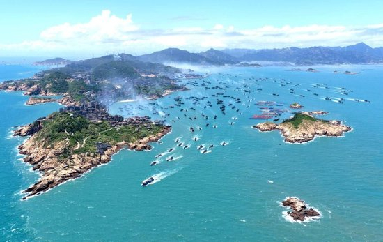  △2025年8月16日，在福建福州连江县苔菉国家中心渔港，众多渔船扬帆出海。