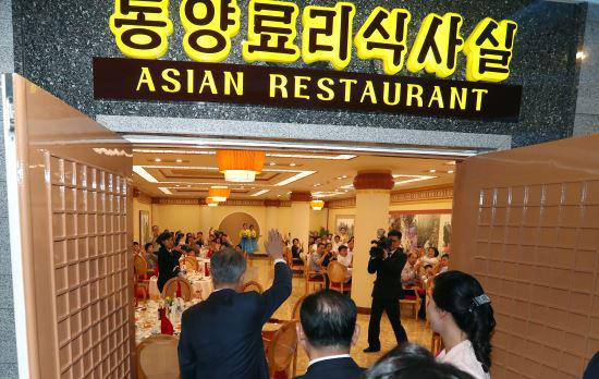 金正恩和文在寅现身，市民欢呼。（图/青瓦台联合采访团）