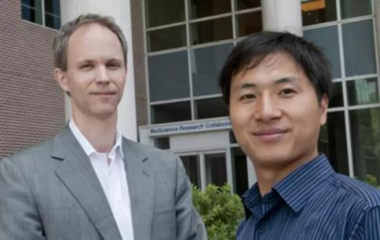 蒂姆教授与贺建奎合影 图片来源：莱斯大学官网