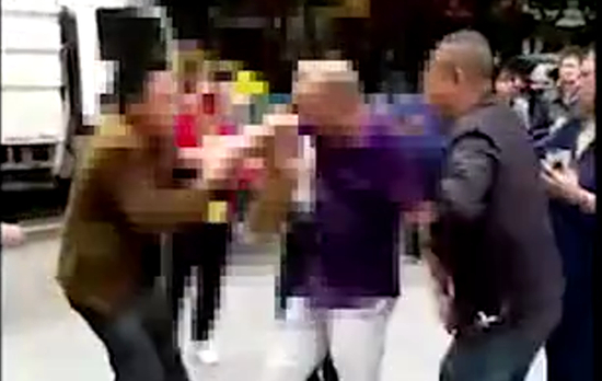  ▲行凶男子被制服 图据视频截图