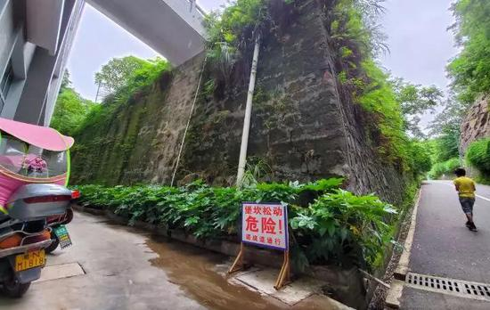 ▲新晃一中通往跑道的路旁设置了危险提示牌。新京报记者 李云蝶 摄