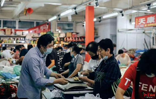 ↑乌鲁木齐一处市场