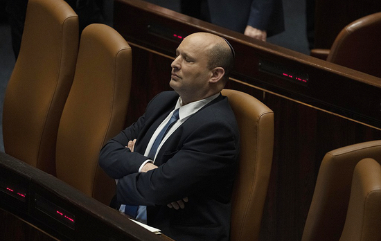 当地时间2022年5月9日，耶路撒冷，以色列总理贝内特出席以色列议会期间闭目。人民视觉&nbsp; 资料图