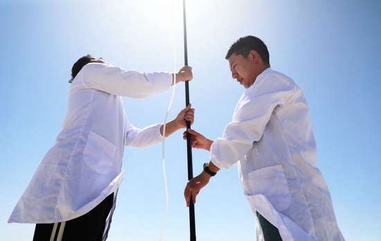  4月6日，瓦里关本底站观测员时闻（左）和杨昊（右）在开展气瓶采样。新华社记者 王艳 摄