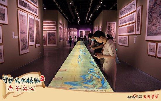 2023年7月1日，观众在浙江宁波美术馆参观“盛世修典——‘中国历代绘画大系’成果展·宁波特展”。