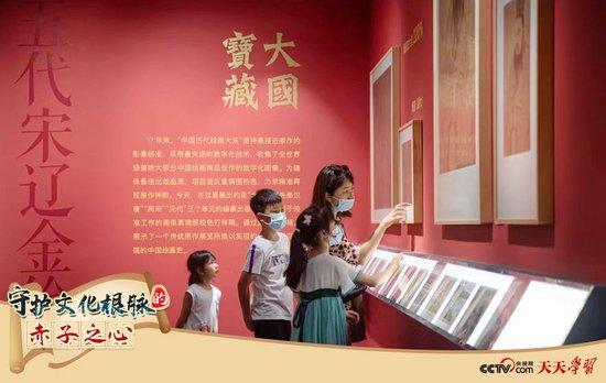 参观者在浙江省嘉兴市文化艺术中心观看“盛世修典——‘中国历代绘画大系’”嘉兴特展。