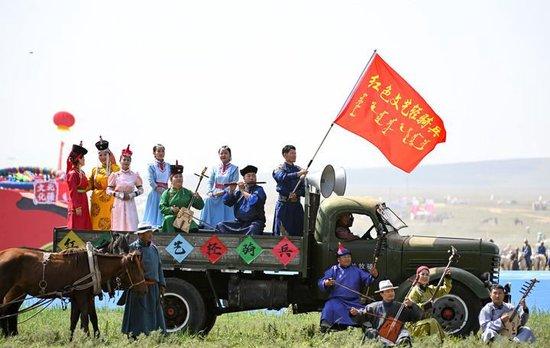 乌兰牧骑队员在“相约草原·遇见那达慕”内蒙古第34届草原那达慕开幕式上表演（2024年7月14日摄）。新华社记者 贝赫 摄