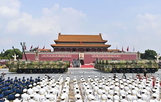 2025年9月3日，纪念中国人民抗日战争暨世界反法西斯战争胜利80周年大会在北京隆重举行。这是核导弹第一方队通过天安门广场。新华社记者 李鑫 摄