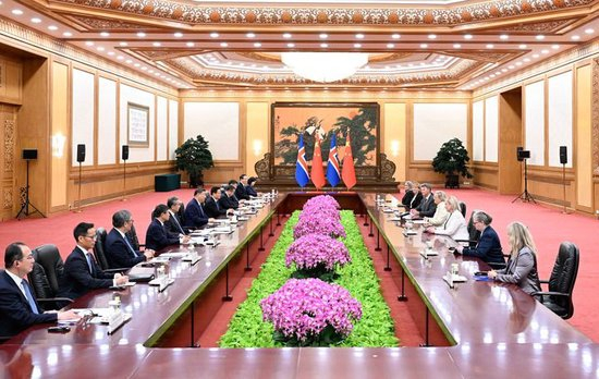 10月14日上午,国家主席习近平在北京人民大会堂会见来华出席全球妇女峰会的冰岛总统托马斯多蒂尔。新华社记者 申宏 摄