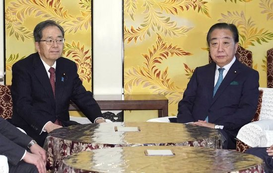  当地时间1月15日，日本立宪民主党领导人野田佳彦（右）与公明党代表齐藤铁夫出席国会会议。图源：视觉中国