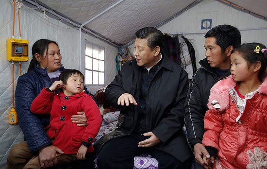 2015年1月19日，习近平总书记来到云南省鲁甸地震灾区过渡安置点看望受灾群众。新华社记者 鞠鹏 摄