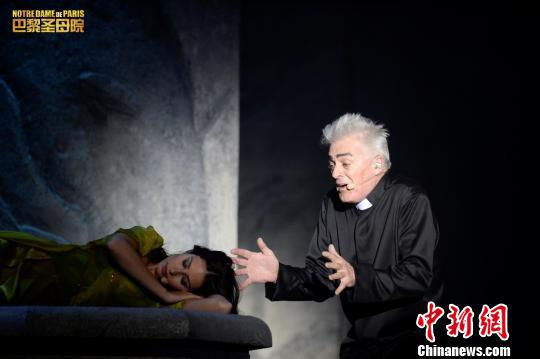  法语音乐剧《巴黎圣母院》剧照 钟欣 摄