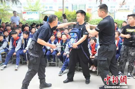 资料图：郑州特警演绎防身技能。　刘涛　摄